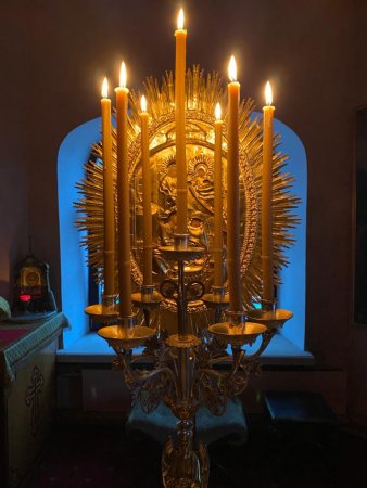 По воскресным и праздничным дням в нашем храме возобновляется совершение двух литургий