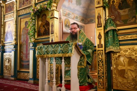 Архиепископ Егорьевский Матфей возглавил престольные торжества в храме Живоначальной Троицы в Карачарове